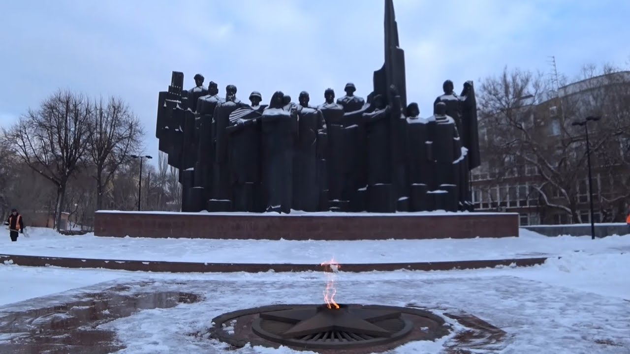 «Цветы к подножию героев».