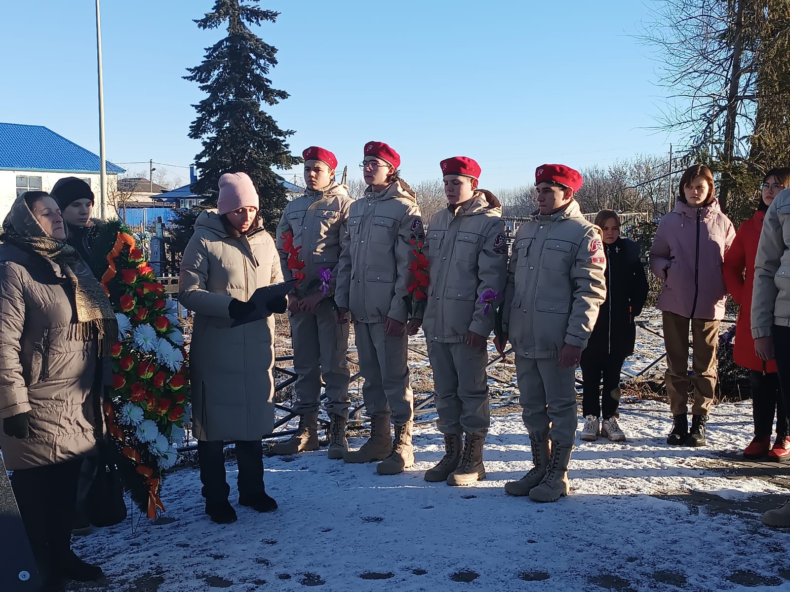 «Цветы к подножию героев».