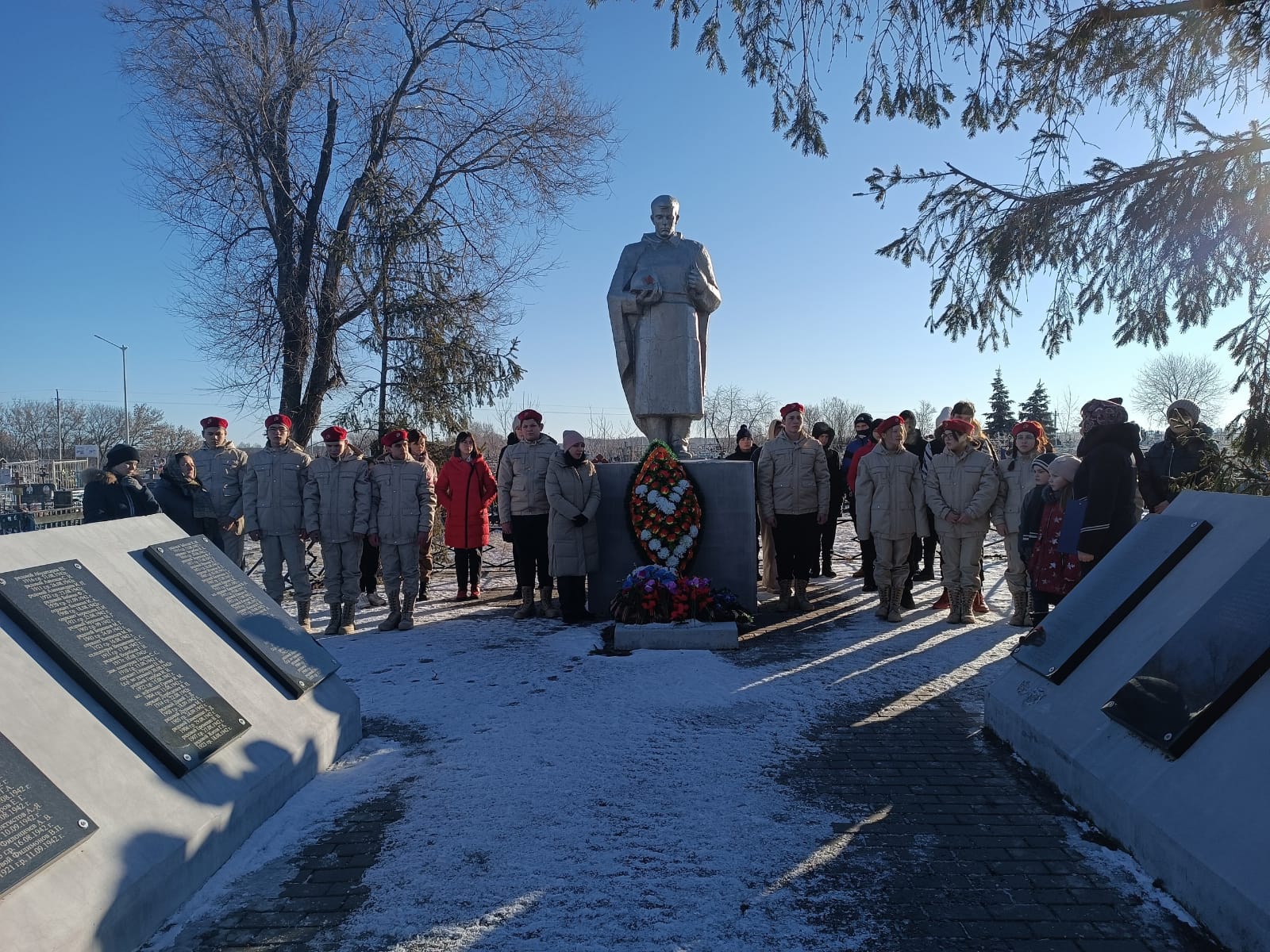 «Цветы к подножию героев».