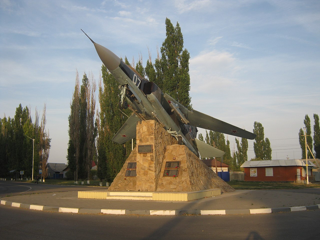 ПАМЯТНИК ЛЕТЧИКАМ
