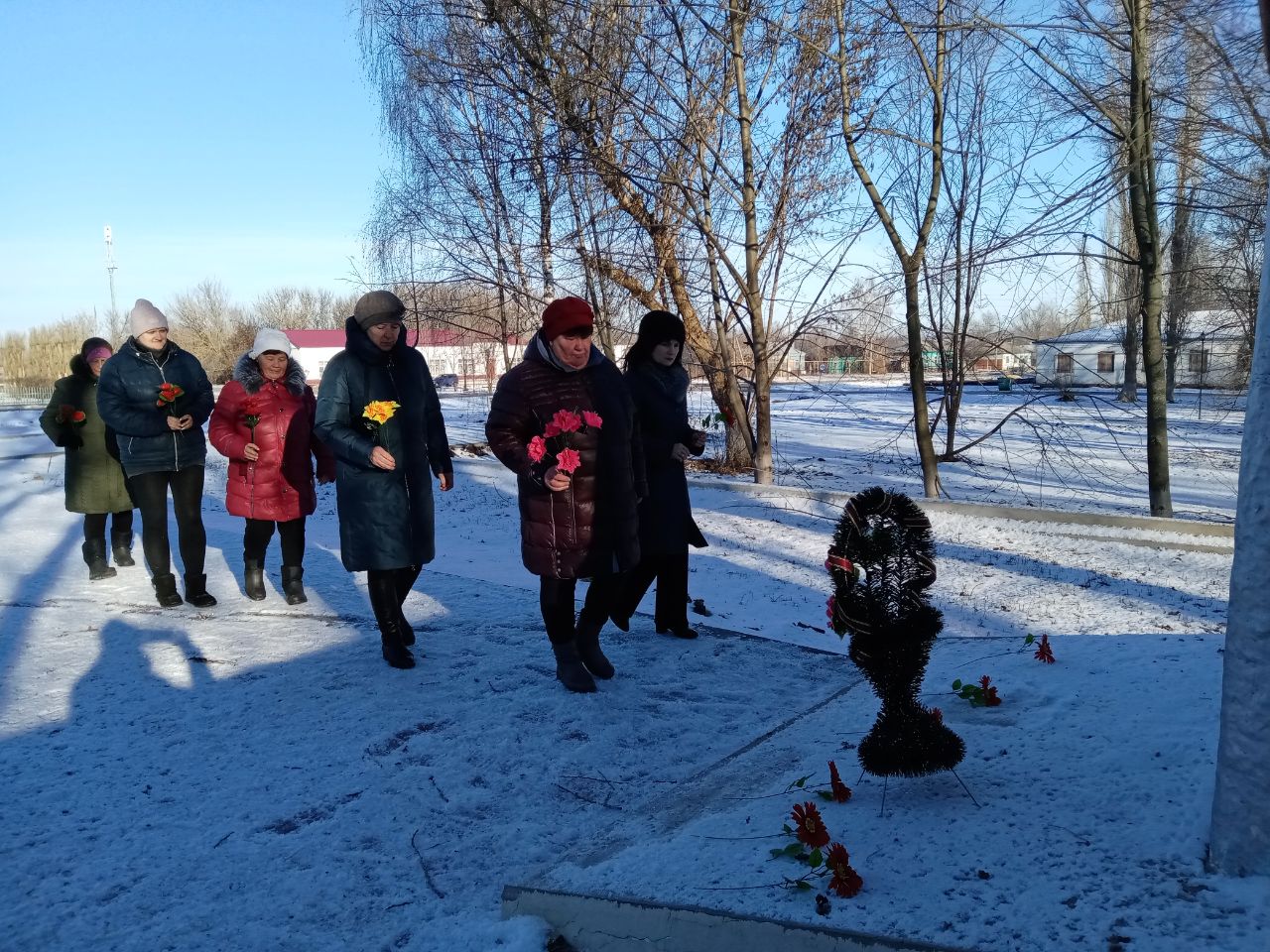 «Возложим цветы к подножию Героев».