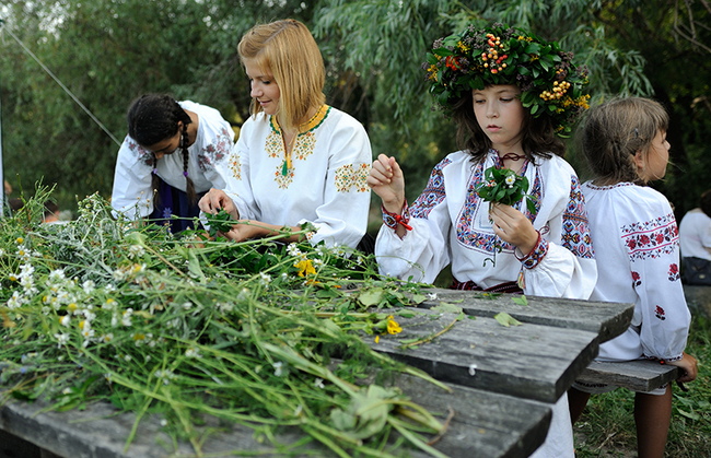 . Аграфена - купальница (сбор трав, кореньев для изготовления травяных картин )