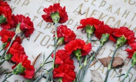 Цветы к подножию героев