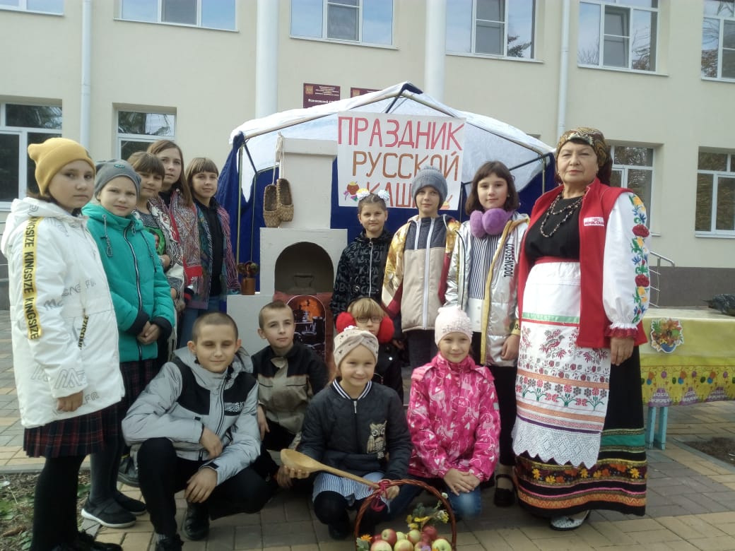 С праздником поздравляет ансамбль 
