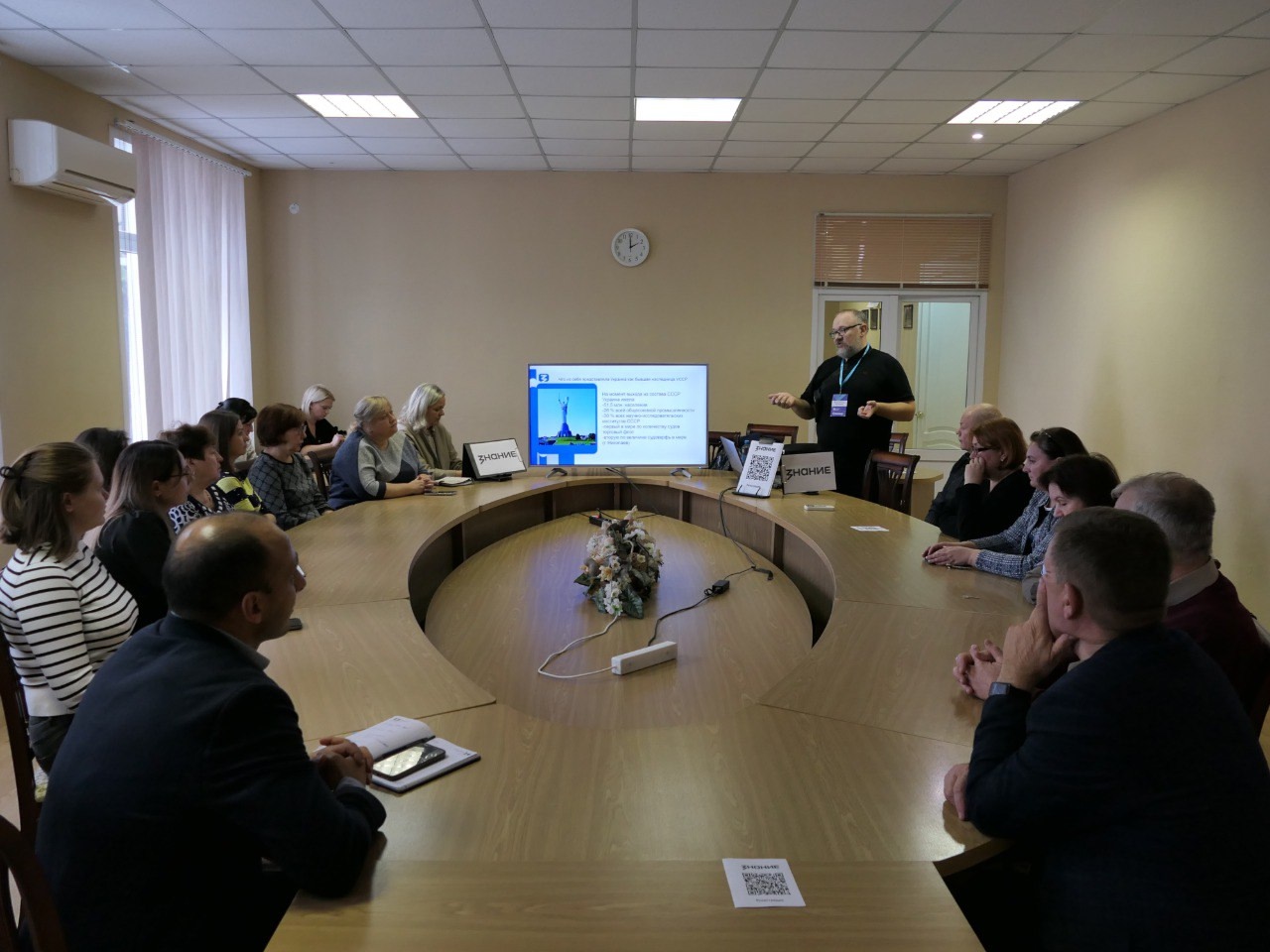 В конференц-зале Бобровского РДК и Администрации Бобровского муниципального района состоялись лекции спикеров Российского общества «Знание» в рамках проведения передвижной выставки к 300-летию Воронежской губернии