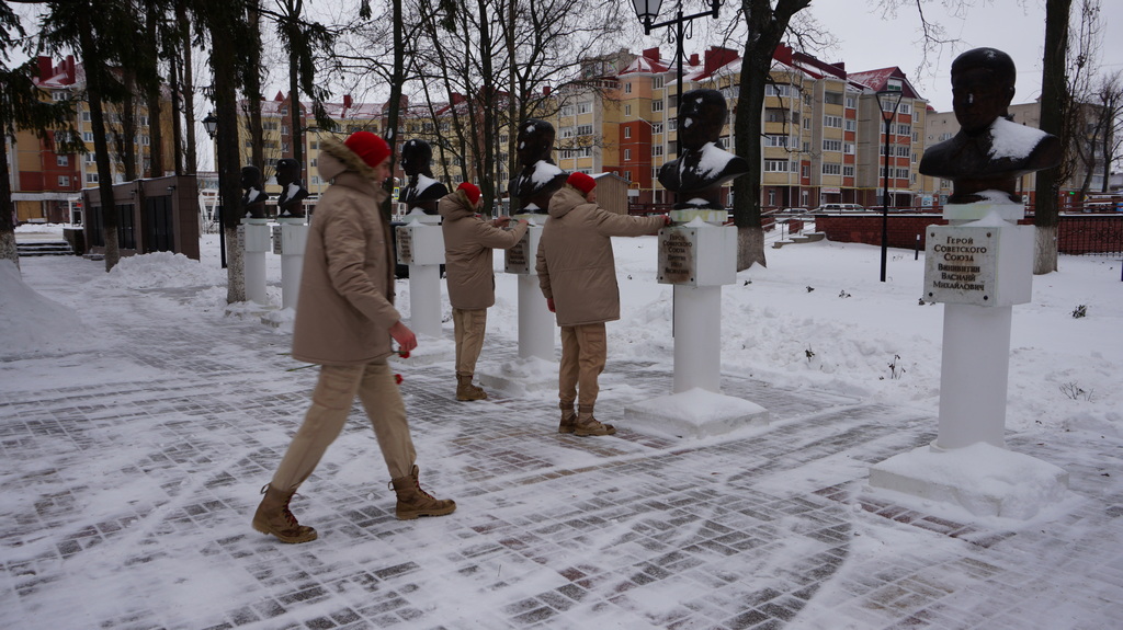 Районная акция «Цветы к подножию героев»