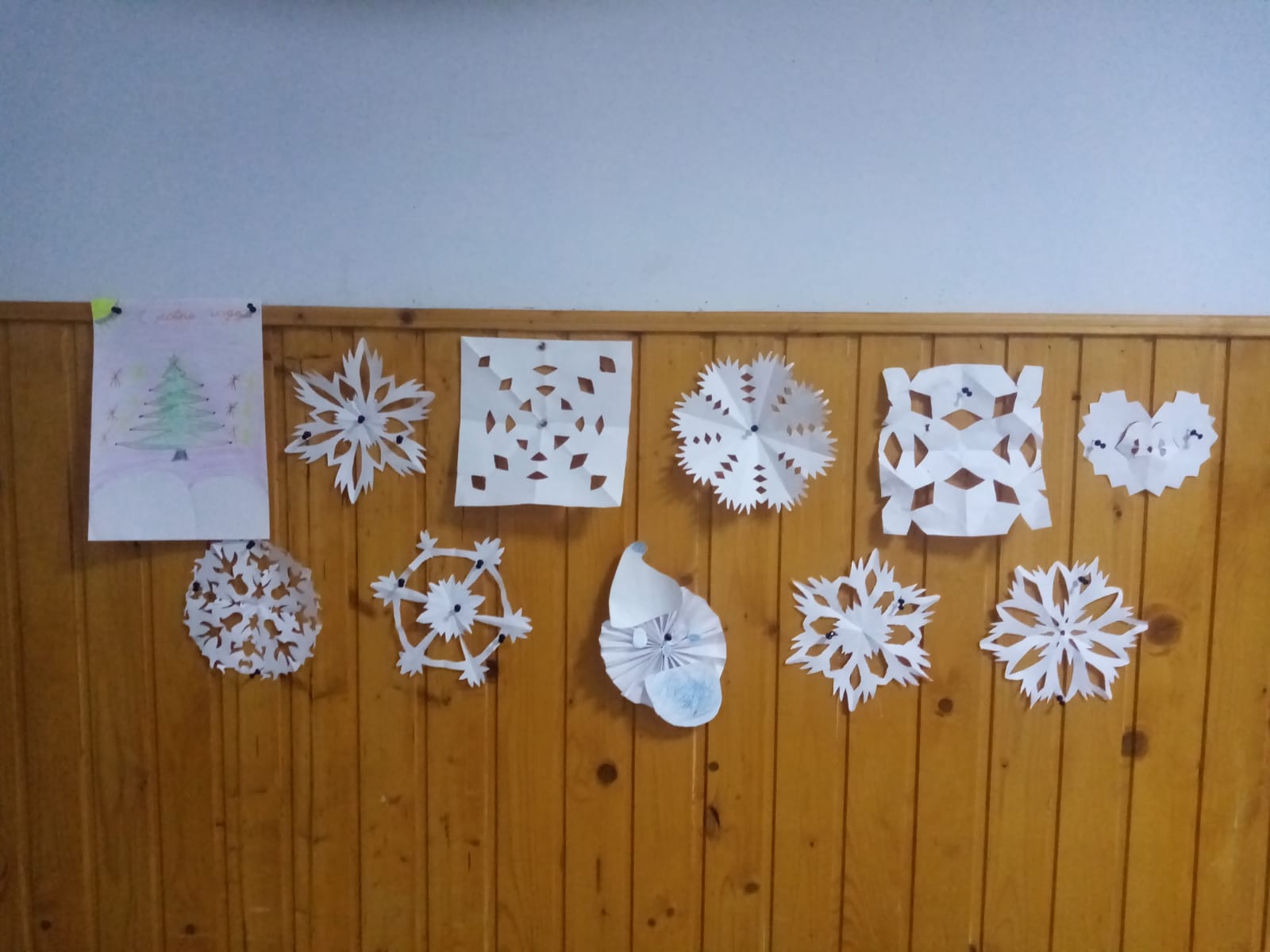 Снежинки из бумаги