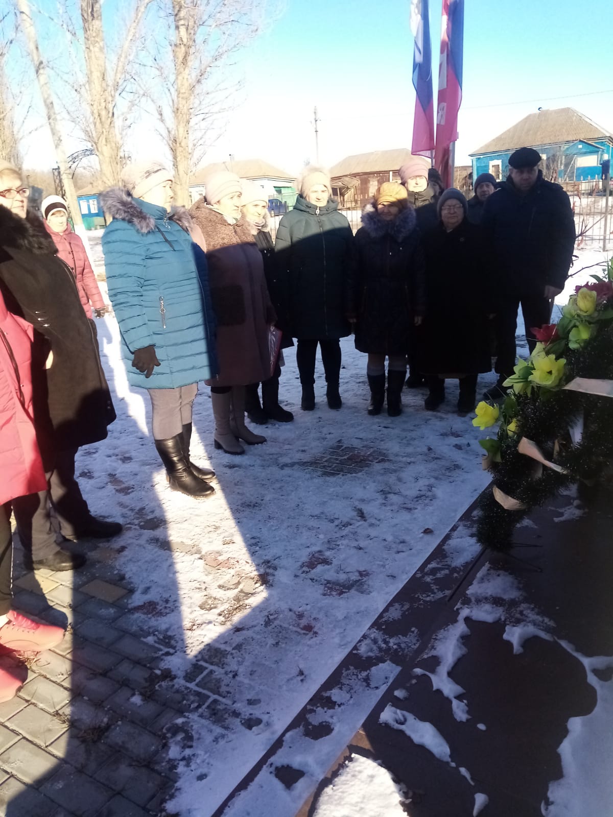 Цветы к подножию героев
