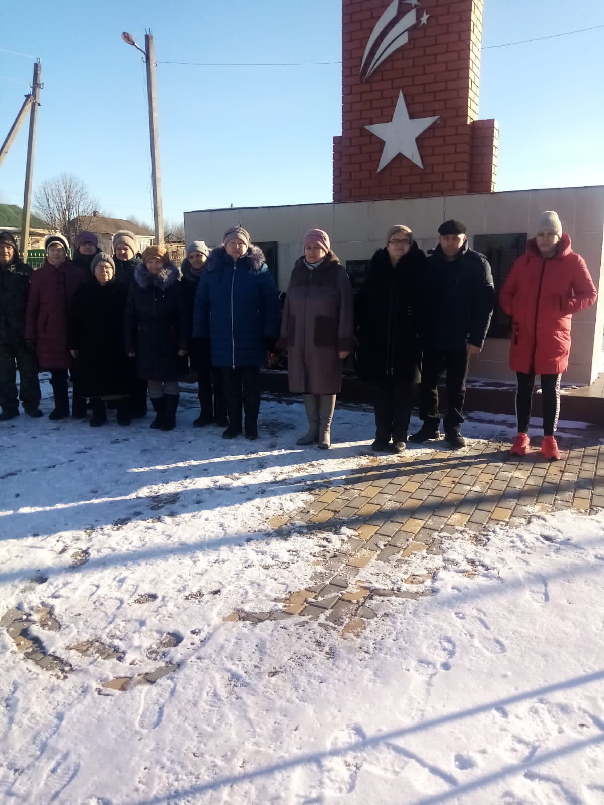 Цветы к подножию героев