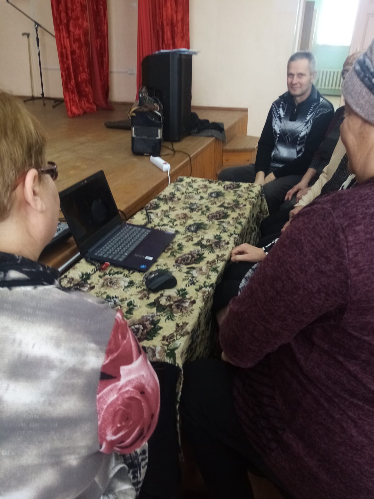 Некоммерческий показ 