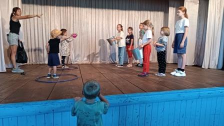 «Нам сегодня весело»
