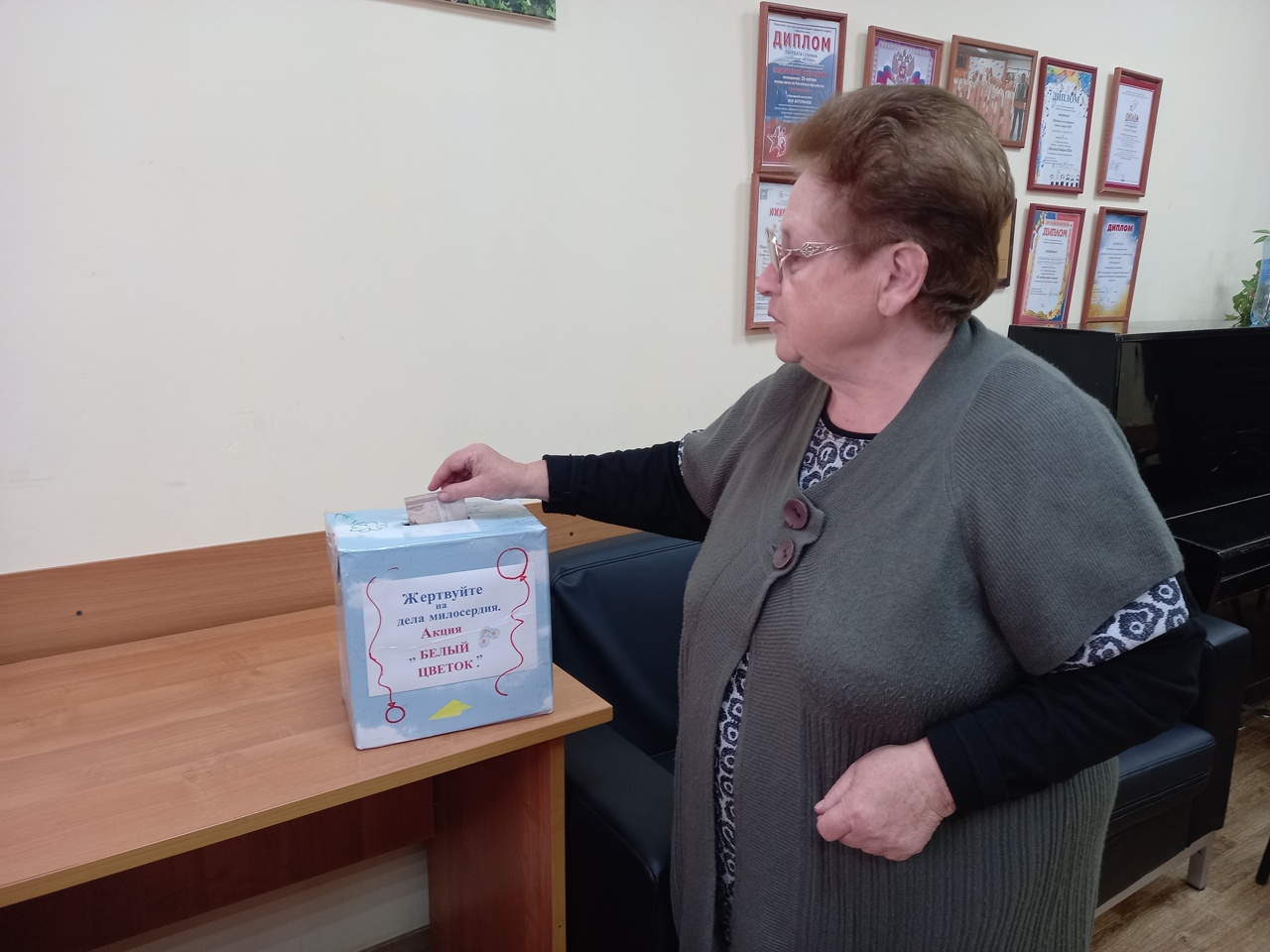 Участники танцевально-оздоровительной группы Бобровского РДК «Здравушка» совместно с ВЦ «Молодежный клуб Аль-Таир» подготовили и провели благотворительную акцию «Белый цветок»