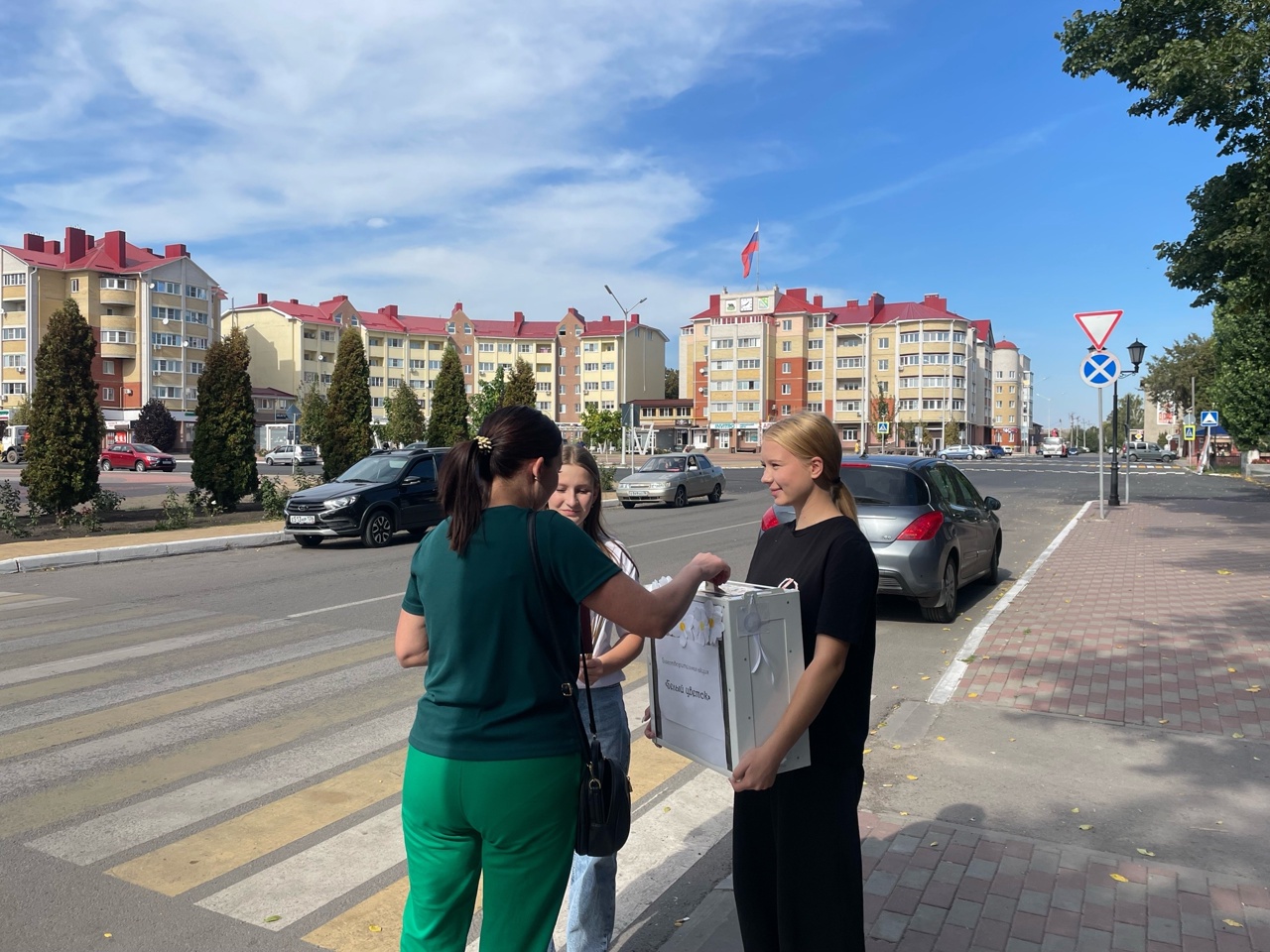 Активисты ВЦ «Молодежный клуб Аль-Таир» вышли на улицы города в рамках благотворительной акции «Белый цветок»