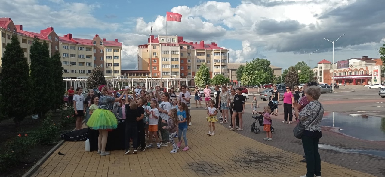 1 июня прошла игровая программа для детей на площади у Бобра
