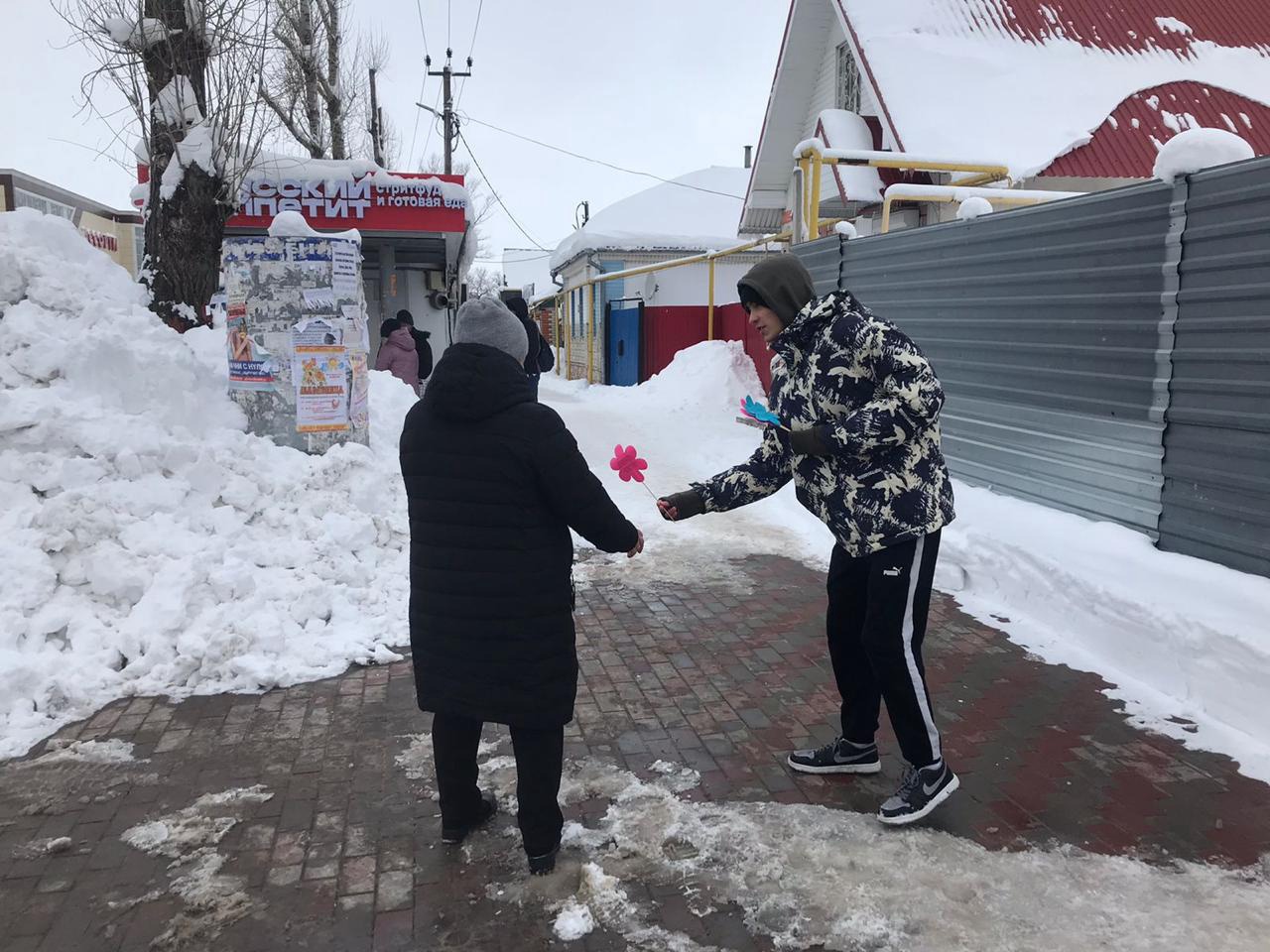 «Дарите женщинам цветы»