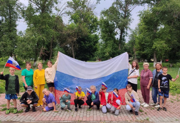 «Гордо реет флаг державный» 