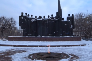 «Цветы к подножию героев».