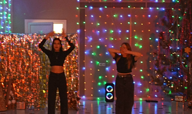 «Новый год к нам идёт».