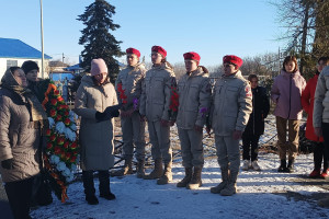 «Цветы к подножию героев».