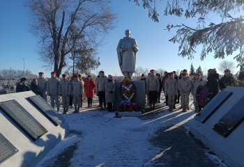 «Цветы к подножию героев».