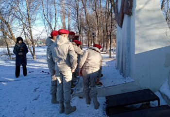 «Возложим цветы к подножию Героев».