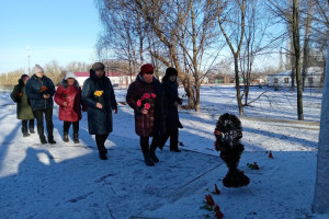 «Возложим цветы к подножию Героев».