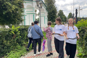 Волонтерский центр молодежный клуб «Аль-Таир» и объединение «Дом дружбы» провели на улицах Боброва акцию, посвященную Дню дружбы и единения славян.