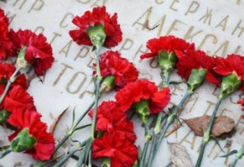 Цветы к подножию героев