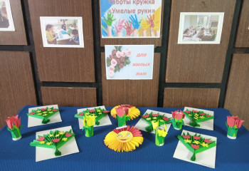 Выставка поделок – «Для милых мам»