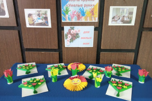 Выставка поделок – «Для милых мам»