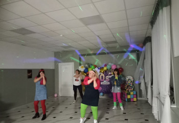 «Сегодня праздник у девчат».