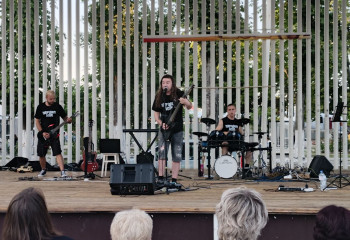 Концерт двух рок-групп - 