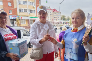 Участники танцевально-оздоровительной группы Бобровского РДК «Здравушка» совместно с ВЦ «Молодежный клуб Аль-Таир» подготовили и провели благотворительную акцию «Белый цветок»