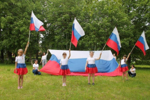 «Гордо реет флаг России».