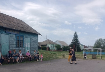 Выездная концертная бригада РДК продолжает радовать жителей малонаселённых пунктов душевными концертами
