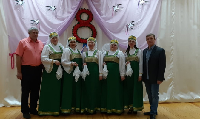 «Дарите женщинам цветы»