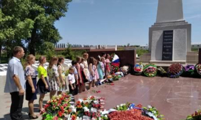 «Вечно их сон хранит гранитная тишина»