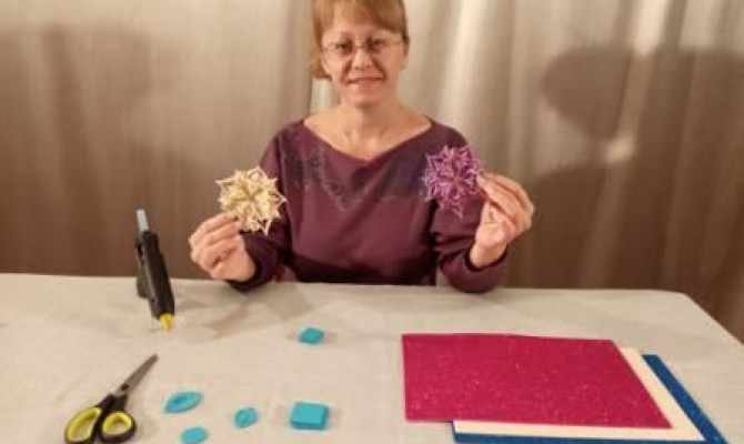 «Снежинка из глиттерного фоамирана»