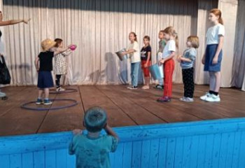 «Нам сегодня весело»