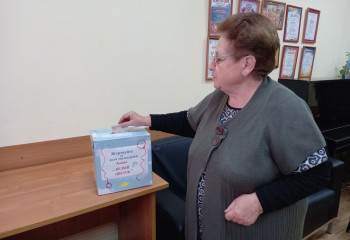 Участники танцевально-оздоровительной группы Бобровского РДК «Здравушка» совместно с ВЦ «Молодежный клуб Аль-Таир» подготовили и провели благотворительную акцию «Белый цветок»