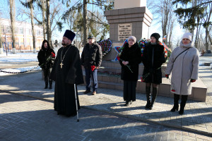 Акция «Цветы к подножию героев»