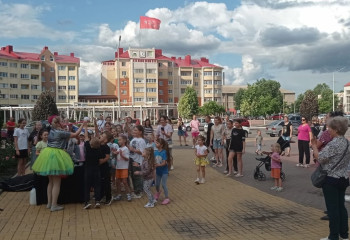 1 июня прошла игровая программа для детей на площади у Бобра