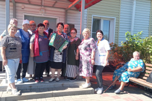 Творческая группа авторов исполнителей Бобровского РДК «Неудержимые» вновь посетили подопечных дома-интерната